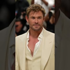 #ChrisHemsworth proves he can rock the elegant look with off-white #TomFord at the #metgala