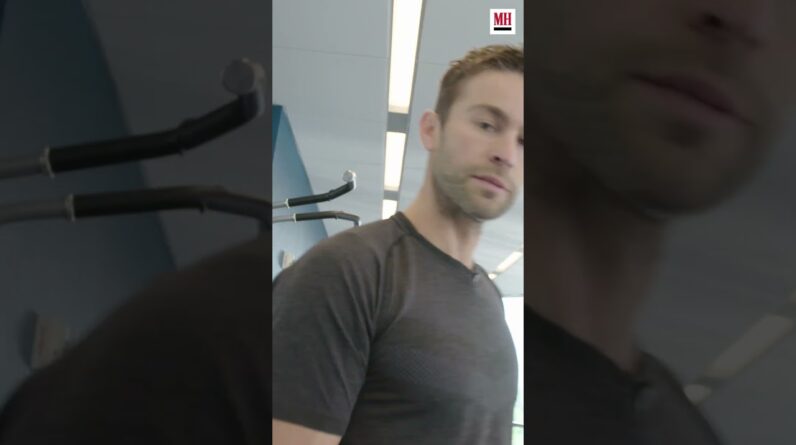 Chace Crawford pairs tris and back in this superset  #menshealth #theboys